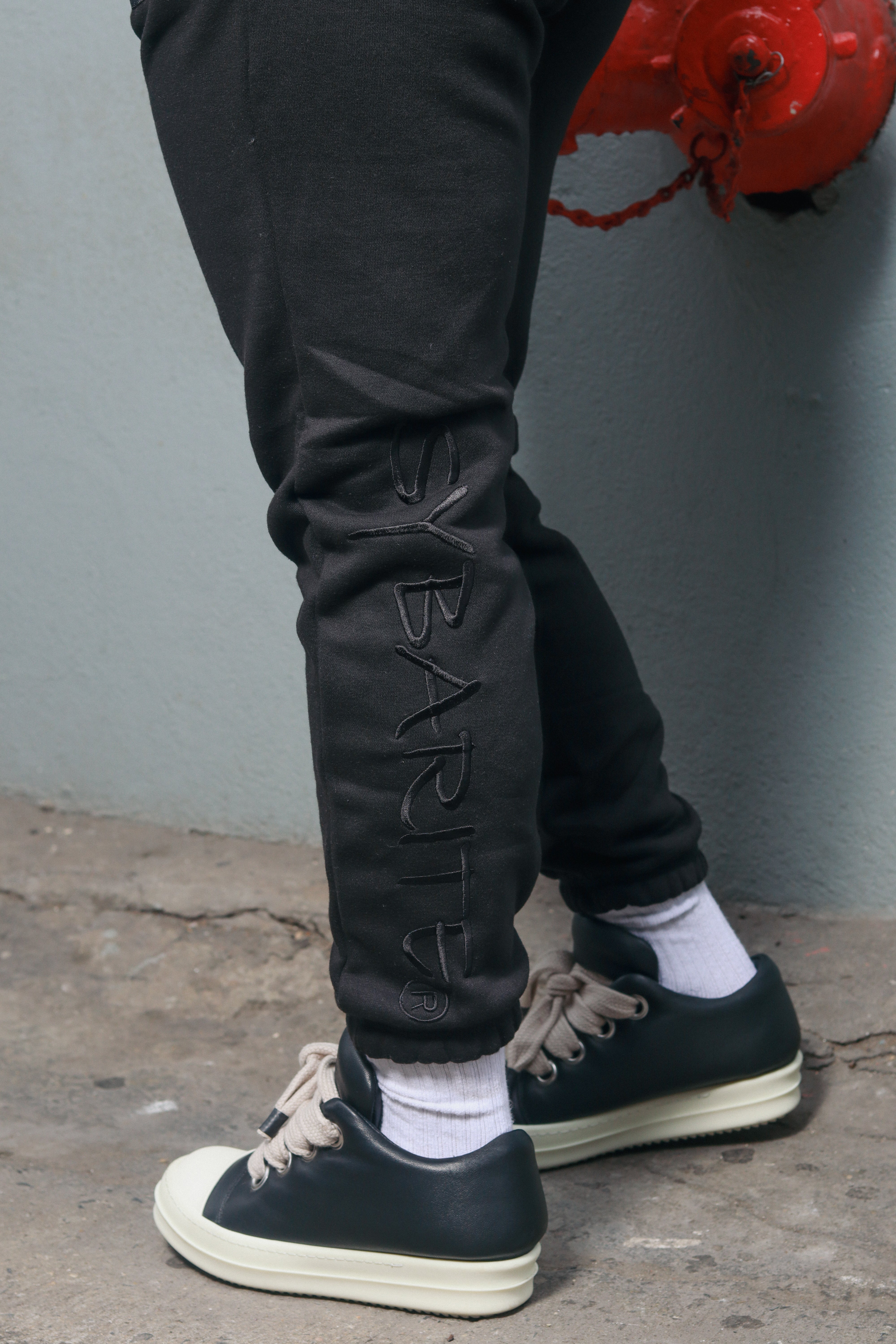 BLACK ON BLACK SWEATS